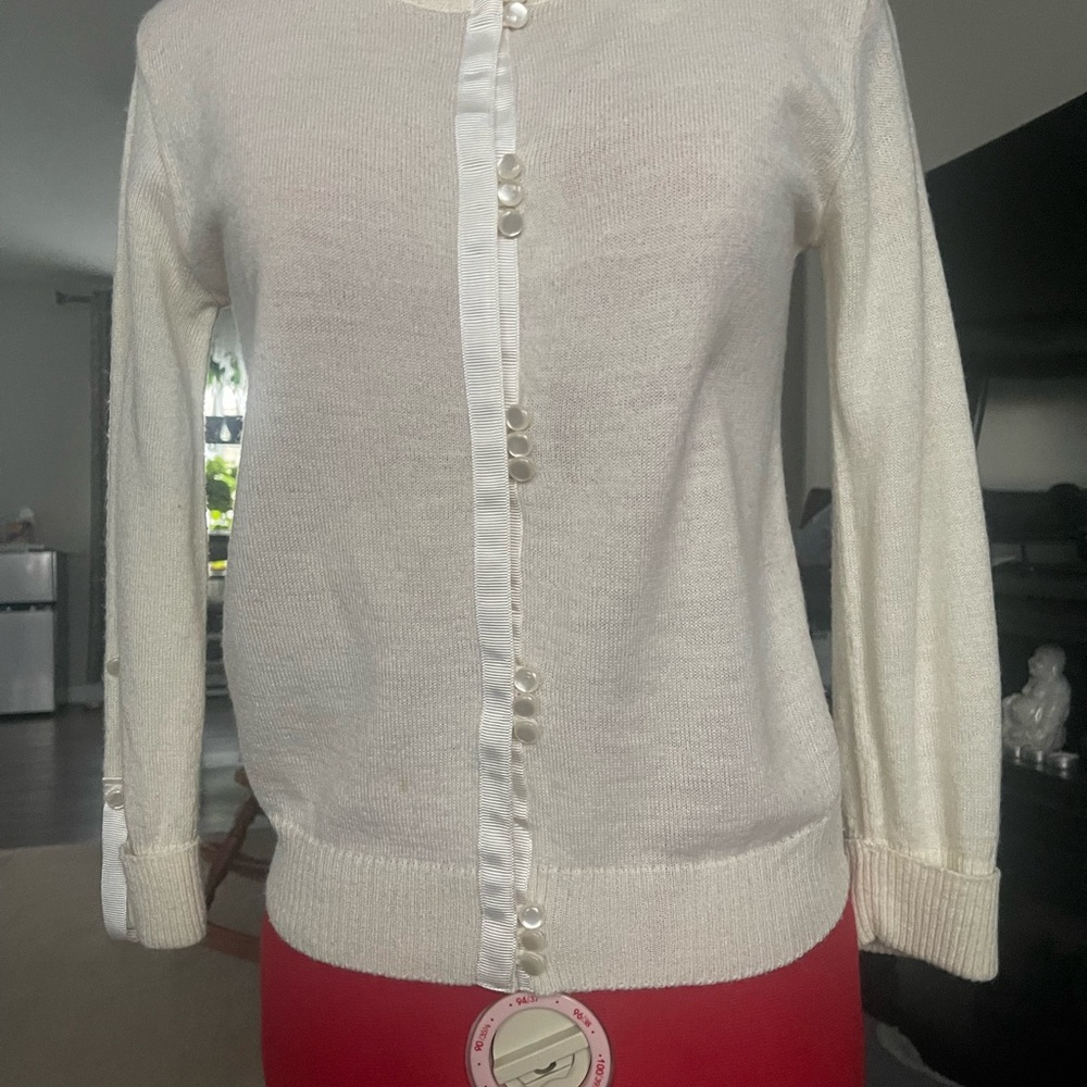 White Cardigan Sweater with Long Sleeves and Round Neckline